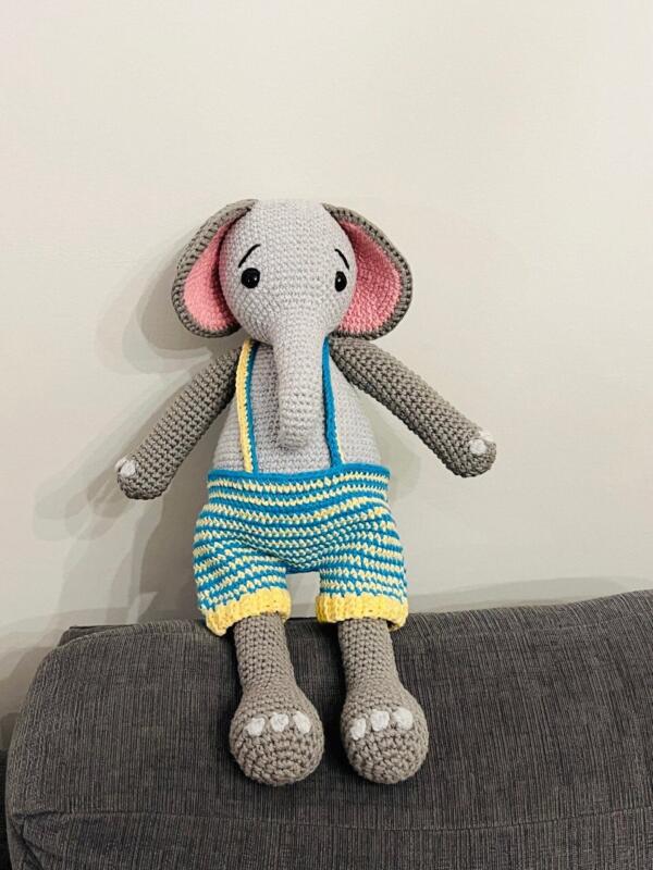 Step-by-step guide to creating an elephant crochet pattern with amigurumi techniques.